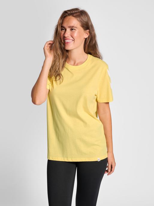 hmlLEGACY CHEVRON T-SHIRT, GOLDEN HAZE, model