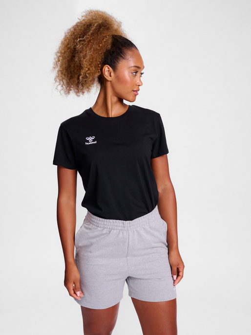 hmlGO 2.0 T-SHIRT S/S WOMAN, BLACK, model