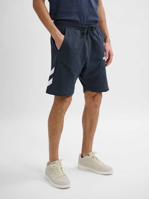 hmlLEGACY SHORTS, BLUE NIGHTS, model