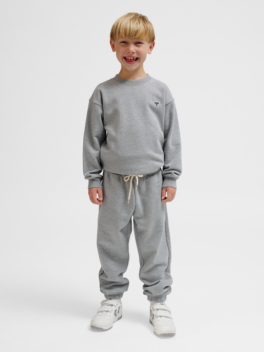 hmlJR LOOSE SWEATPANTS BEE, GREY MELANGE, model