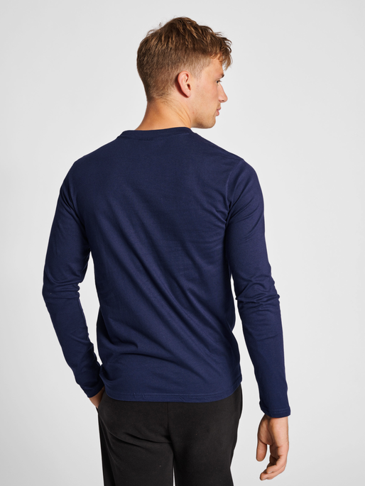 hmlRED HEAVY T-SHIRT L/S, MARINE, model