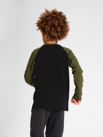 hmlBOYS T-SHIRT L/S, OLIVE NIGHT, model