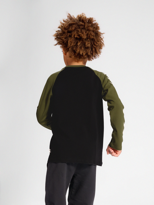 hmlBOYS T-SHIRT L/S, OLIVE NIGHT, model