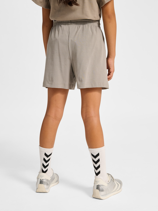 hmlJR LOOSE SOLID SHORTS, ROCK RIDGE, model