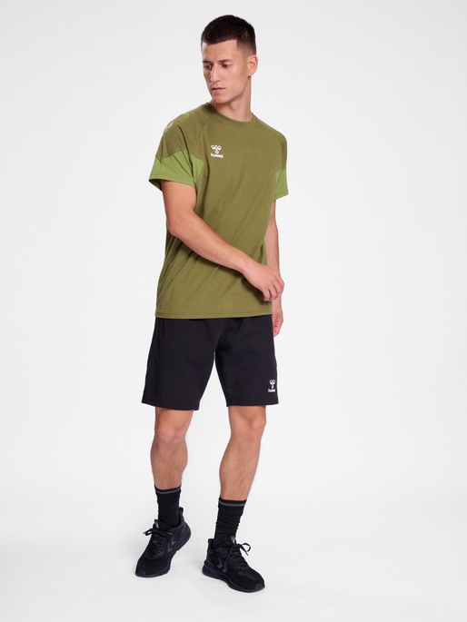 hmlTRAVEL T-SHIRT S/S, MILITARY OLIVE, model