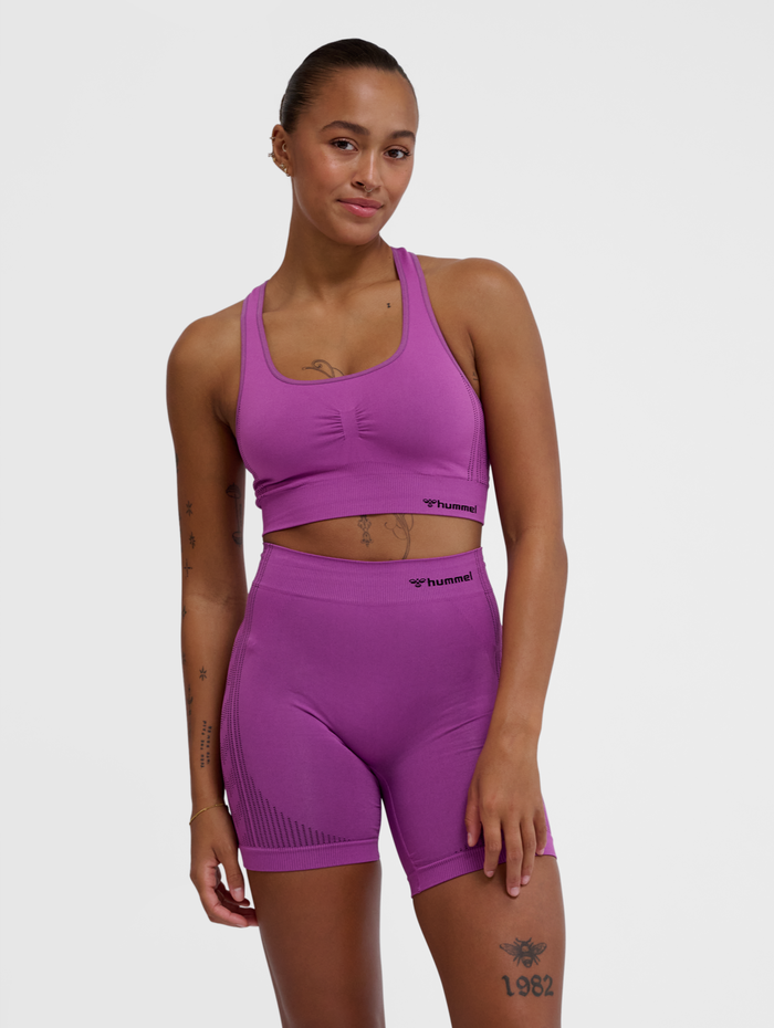 hmlMT SHAPING SEAMLESS SPORTS TOP, CATTLEYA ORCHID, model