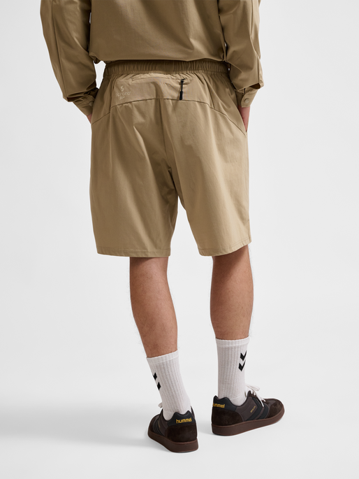 hmlSORONA REGULAR SHORTS, CORNSTALK, model