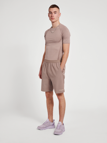 hmlTE MIKE SEAMLESS T-SHIRT, CHATEAU GRAY, model