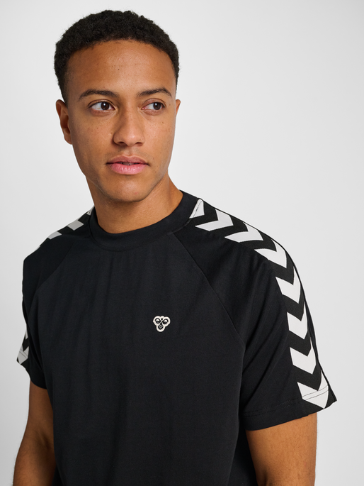 hmlARCHIVE LOOSE T-SHIRT S/S, BLACK hmlARCHIVE LOOSE T-SHIRT S/S, BLACK, model