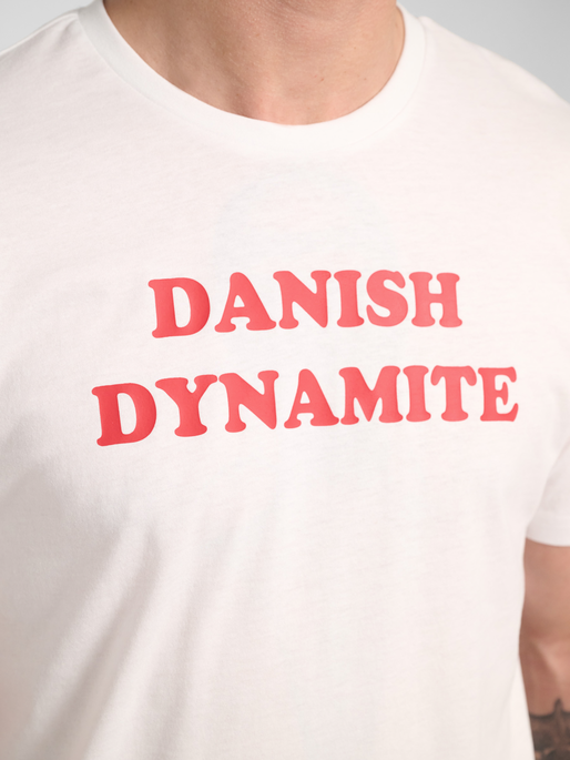 hmlPULSE GRAPHIC T-SHIRT S/S, WHITE/TANGO RED, model