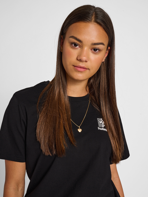 hmlIC MARTY T-SHIRT, BLACK, model