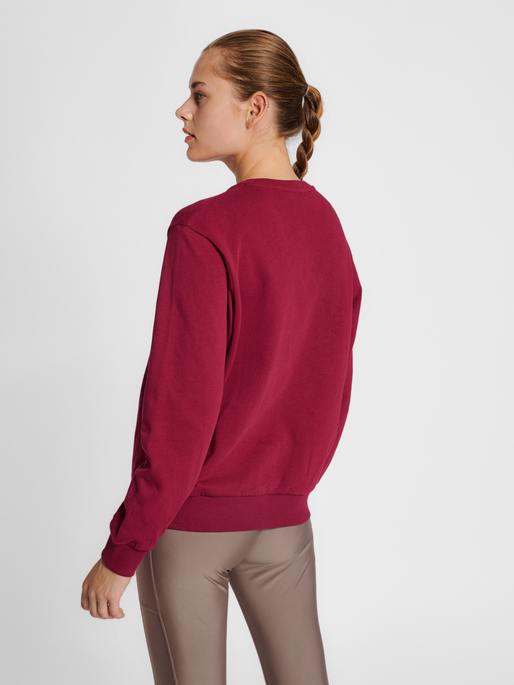 hmlTE ELEMENT SWEATSHIRT, CABERNET, model