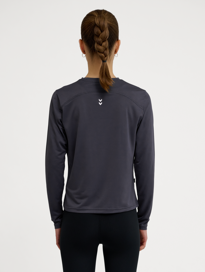 hmlPULSE WORKOUT W T-SHIRT L/S, EBONY, model