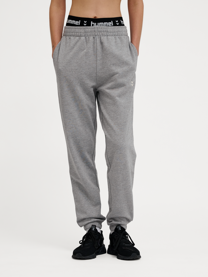 hmlPULSE W SWEAT PANTS, GREY MELANGE, model