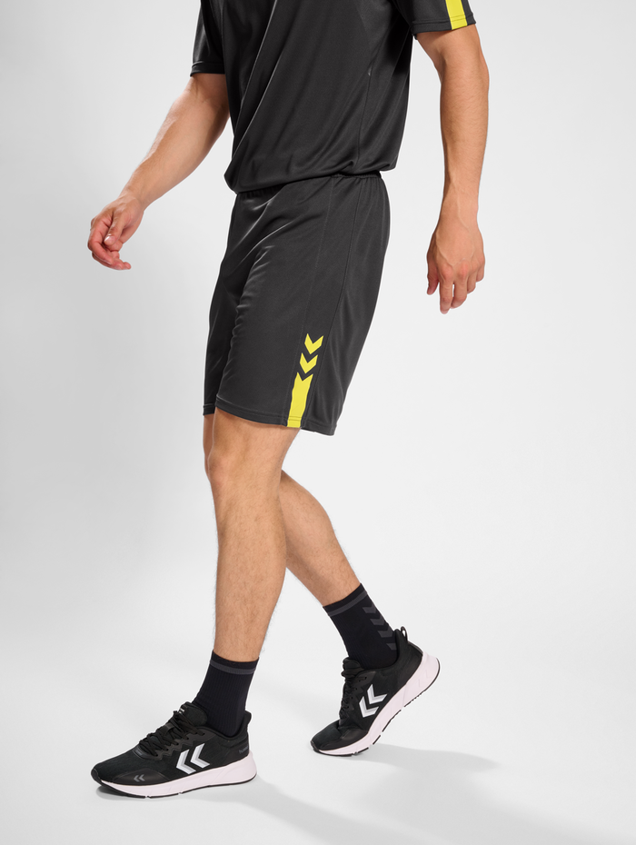 hmlACTIVE PL SHORTS, OBSIDIAN/SULPHUR SPRING, model