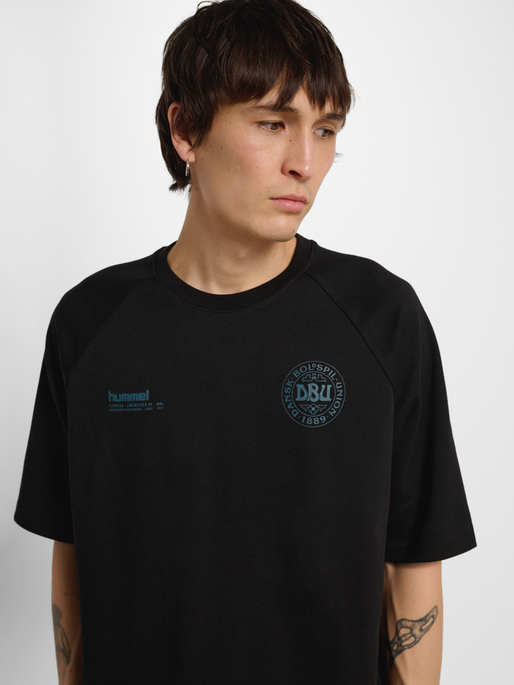 DBU 26 TRAVEL TECH T-SHIRT S/S, BLACK, model