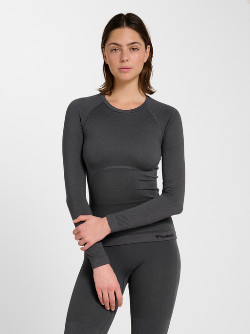 hmlCLEA SEAMLESS TIGHT T-SHIRT L/S, EBONY, model