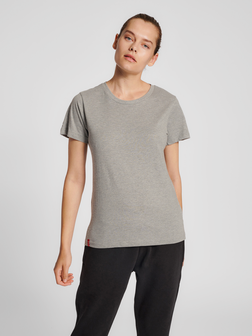 hmlRED BASIC T-SHIRT S/S WOMAN, GREY MELANGE, model