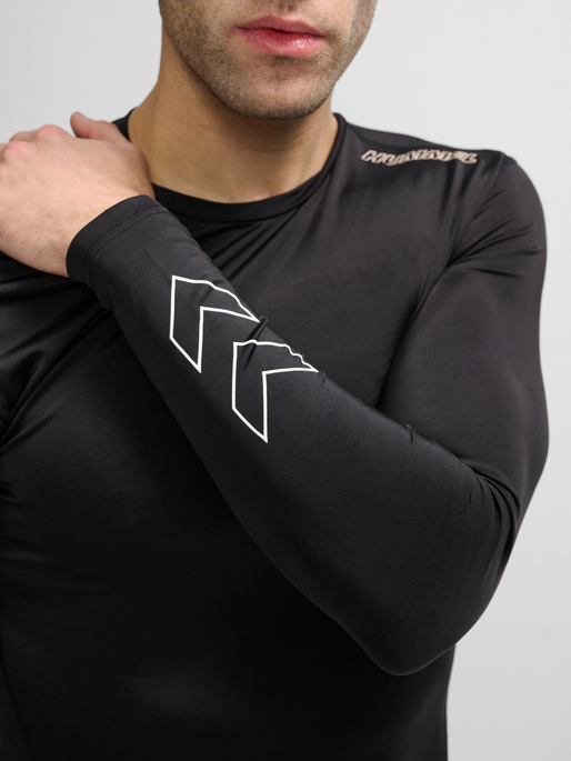 hmlTE TOPAZ BASELAYER T-SHIRT L/S, BLACK, model