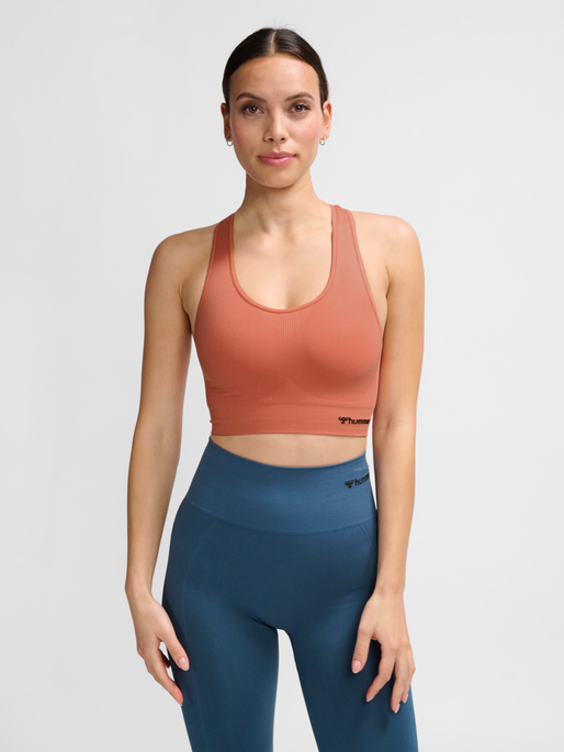 hmlTIF SEAMLESS SPORTS TOP, APRICOT BRANDY, model