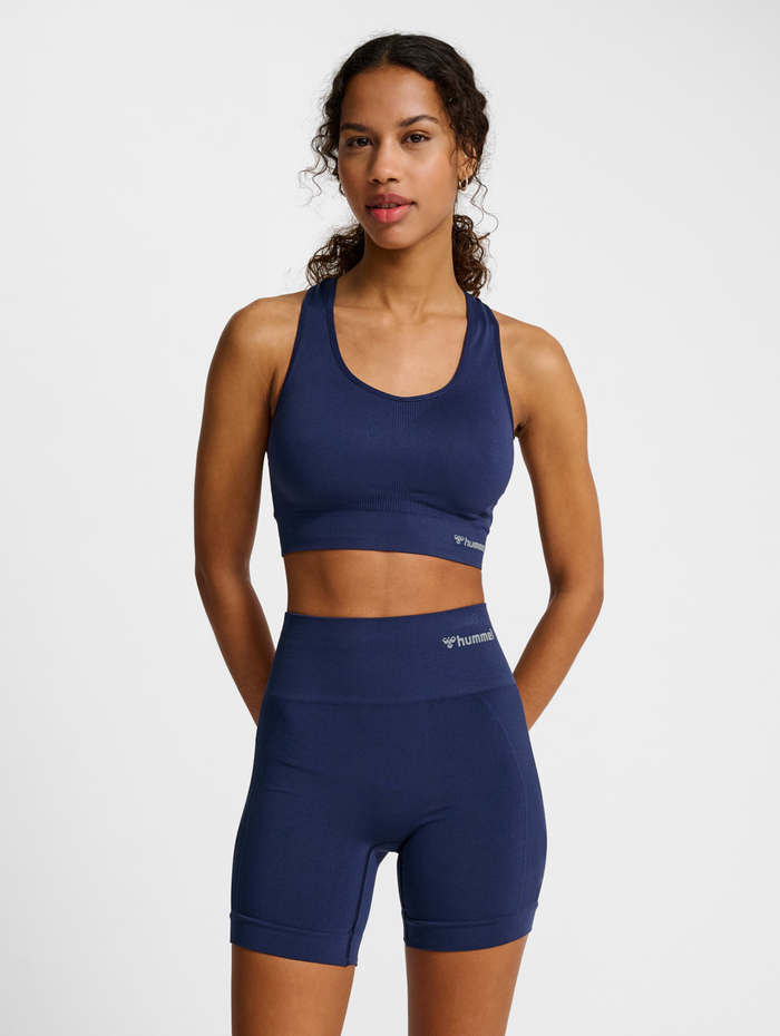 hmlTIF SEAMLESS SPORTS TOP, BLACK IRIS, model
