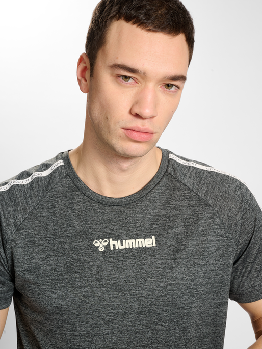 HMLDUCAS T-SHIRT S/S, BLACK, model