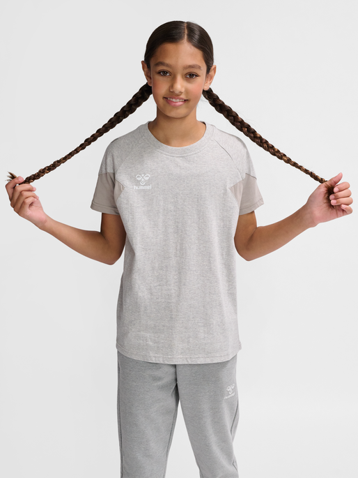 hmlTRAVEL T-SHIRT S/S KIDS, LIGHT GREY MELANGE, model
