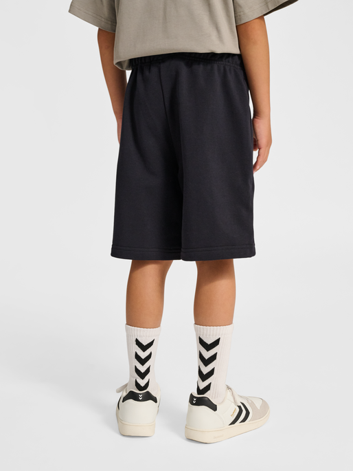 hmlJR LOOSE SWEAT SHORTS BEE, BLACK, model