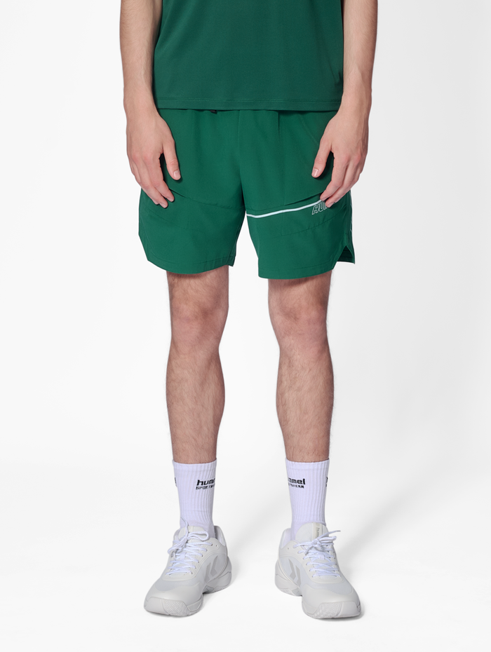 hmlCOURT POCKET SHORTS, RAIN FOREST, model