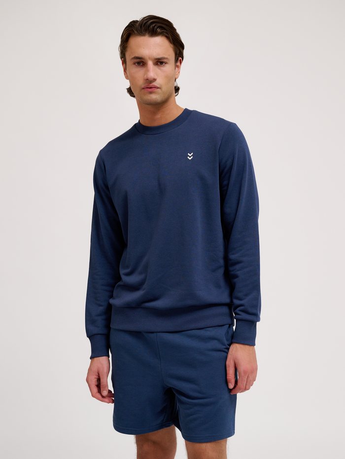 hmlPULSE SWEAT CREWNECK, DRESS BLUES, model