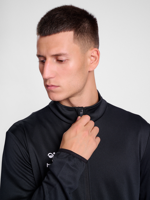 hmlESSENTIAL TRACK JACKET, BLACK, model