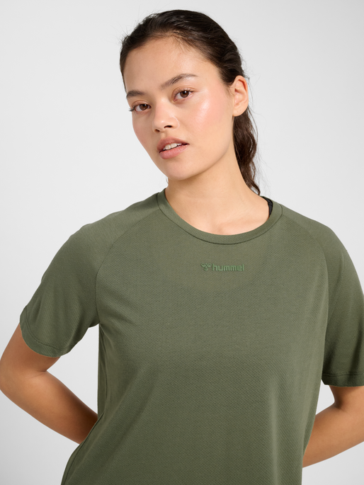 hmlMT VANJA T-SHIRT, DEEP LICHEN GREEN, model