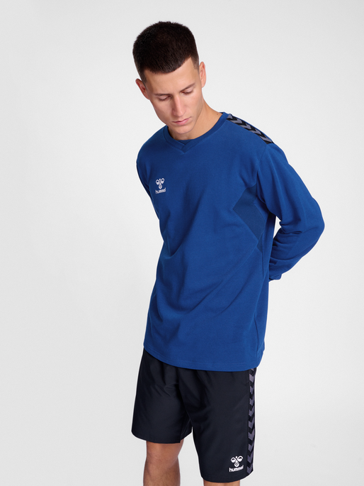 hmlAUTHENTIC CO TRAINING SWEAT, TRUE BLUE, model