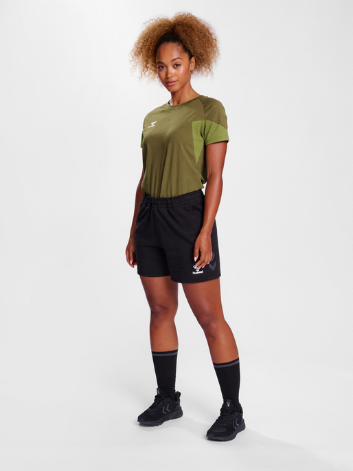 hmlTRAVEL T-SHIRT S/S WOMAN, MILITARY OLIVE, model