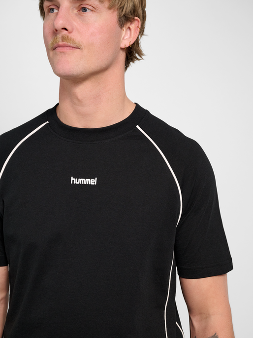 hmlPITCH REST DAY T-SHIRT S/S, BLACK, model