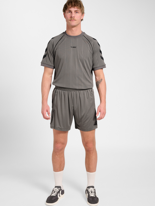 hmlPITCH T-SHIRT S/S, CHARCOAL GRAY, model