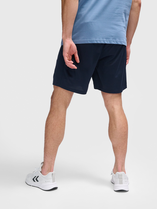 hmlACTIVE PL SHORTS, TOTAL ECLIPSE, model