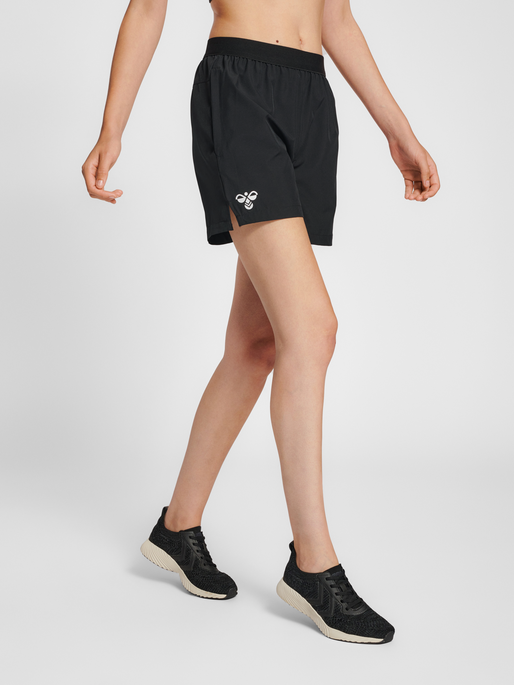 hmlGG12 TRAINING SHORTS WOMAN, BLACK, model