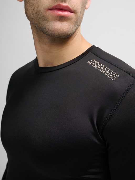 hmlTE TOPAZ BASELAYER T-SHIRT L/S, BLACK, model