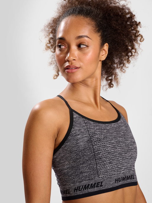 hmlTE CAMI SEAMLESS SPORTS TOP, BLACK MELANGE, model