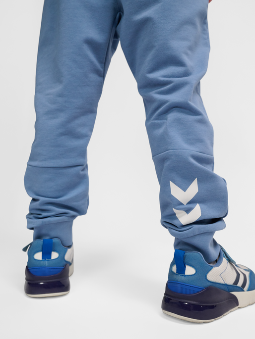 hmlON PANTS, CORONET BLUE, model