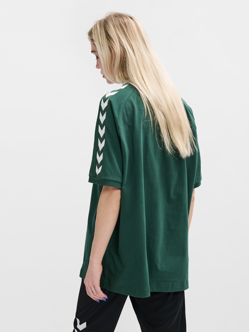 hmlARCHIVE LOOSE T-SHIRT S/S, DARK GREEN, model