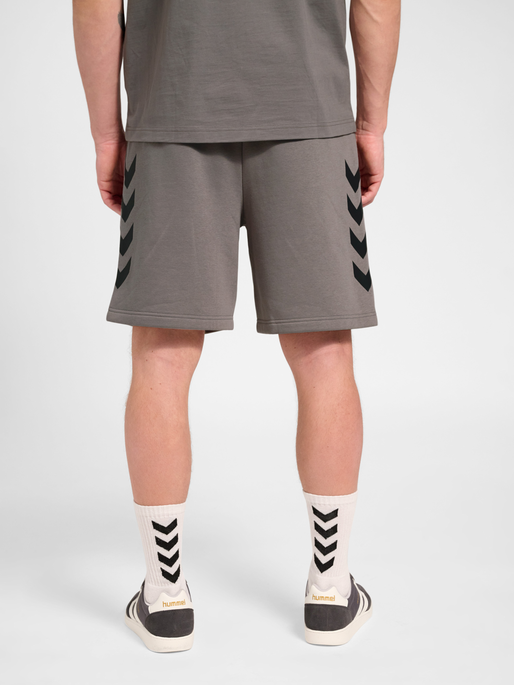 hmlKEEPER CHEVRON SHORTS, CHARCOAL GRAY, model