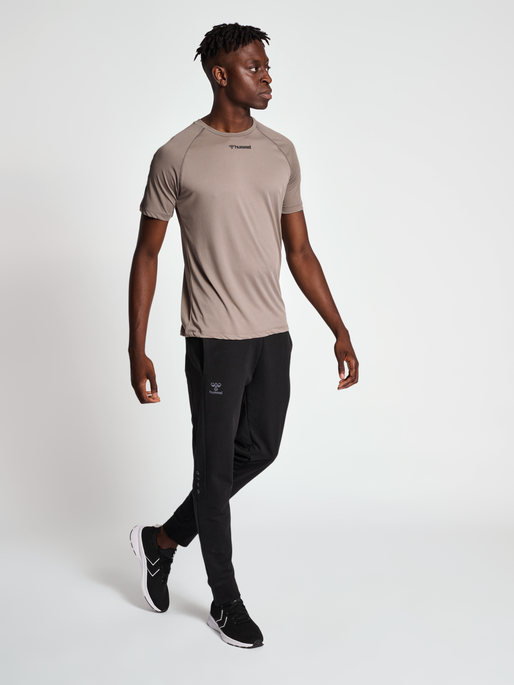 hmlMT BOW T-SHIRT, DRIFTWOOD, model