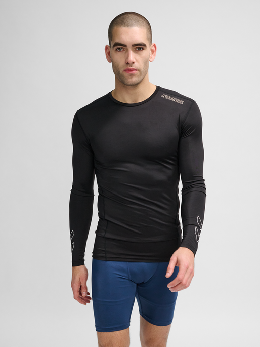 hmlTE TOPAZ BASELAYER T-SHIRT L/S, BLACK, model