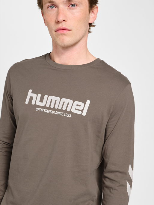 hmlLEGACY 2.0 T-SHIRT L/S, DARK NIGHT, model