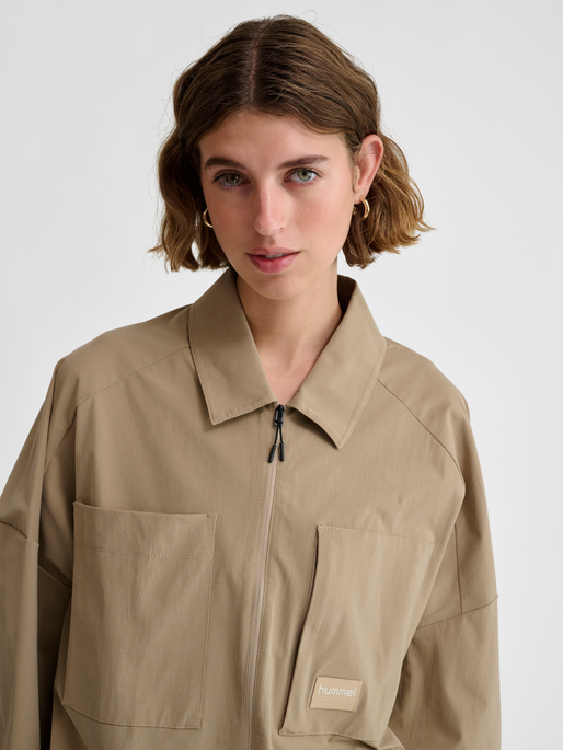 hmlSORONA LOOSE OVERSHIRT, CORNSTALK, model