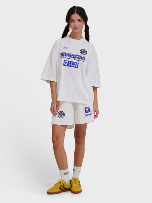 hmlOVERSIZED T-SHIRT GAMBA, WHITE, model