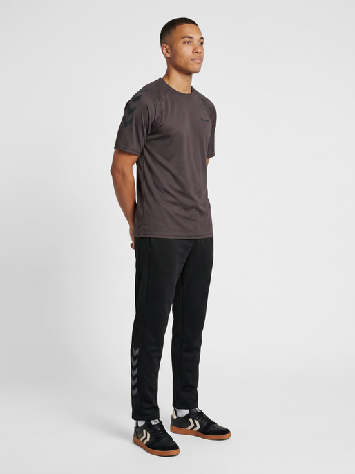 hmlKEEPER CHEVRON T-SHIRT S/S, SHALE, model