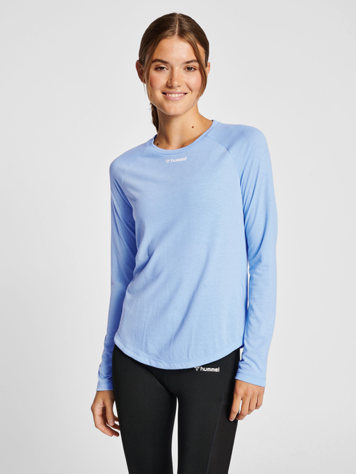 hmlMT VANJA T-SHIRT L/S, PLACID BLUE, model